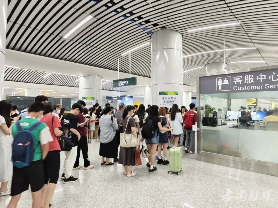 从番禺站出站的旅客排成长队11时10多分,小番在广州莲花山站乘坐开往