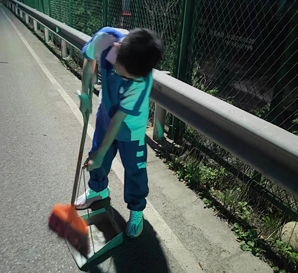 郫都三中成功举办"小手拉大手·共建美好家园"劳动公益活动