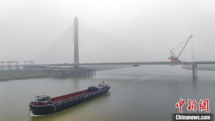 合周高速寿颍段淮河特大桥主桥顺利贯通