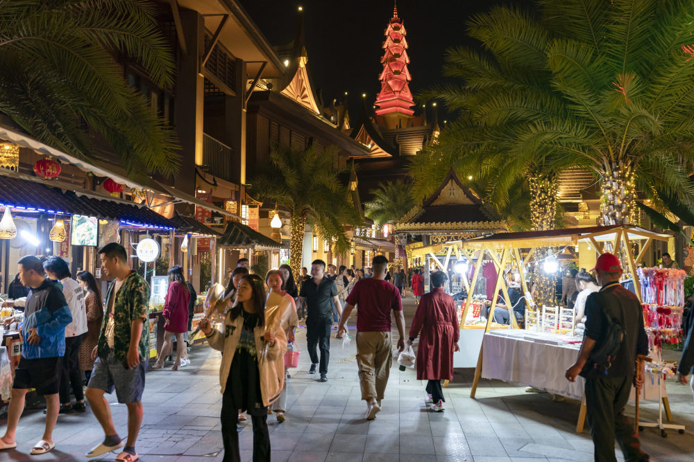 云南芒市民族风情点燃边城夜经济