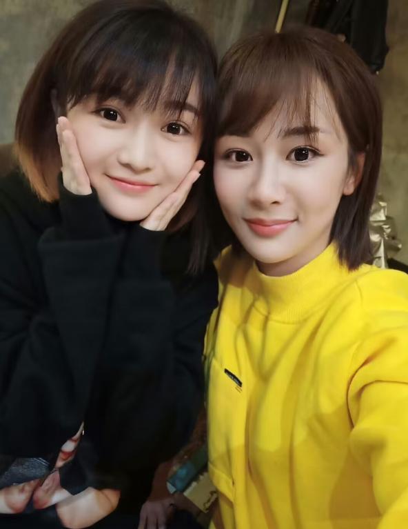 付柔美琦想让杨紫上微博给她送个生日评论,在群里直接吆喝下任务,看得