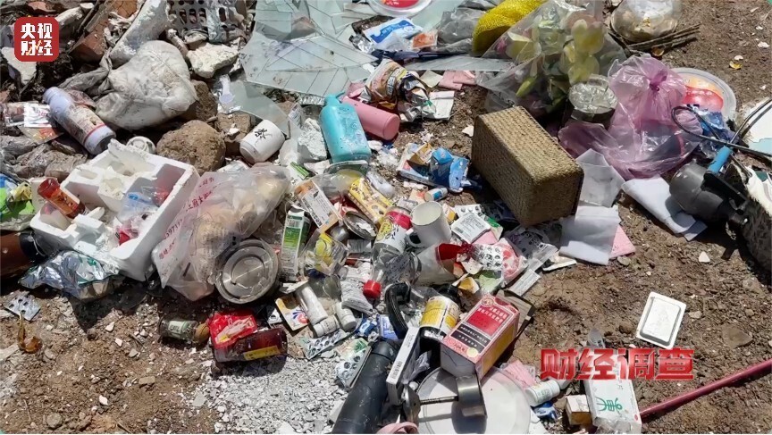 恶臭弥漫、垃圾围村！总台《财经调查》曝光多地违法倾倒乱象_腾讯新闻