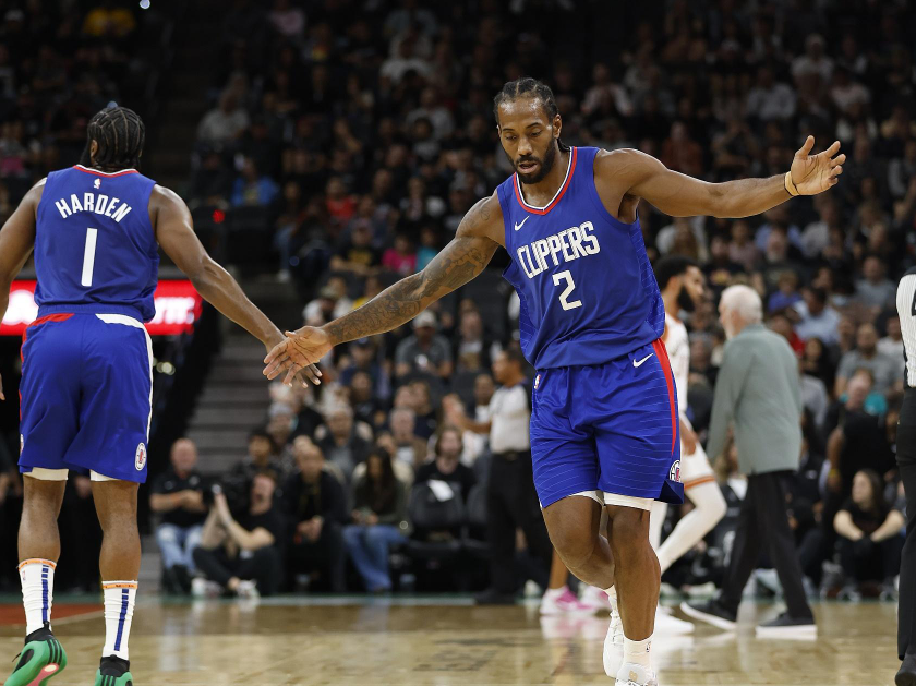 此前,快船队一直遭遇连败,哈登加盟与威少一起首发出战,效果并不理想.