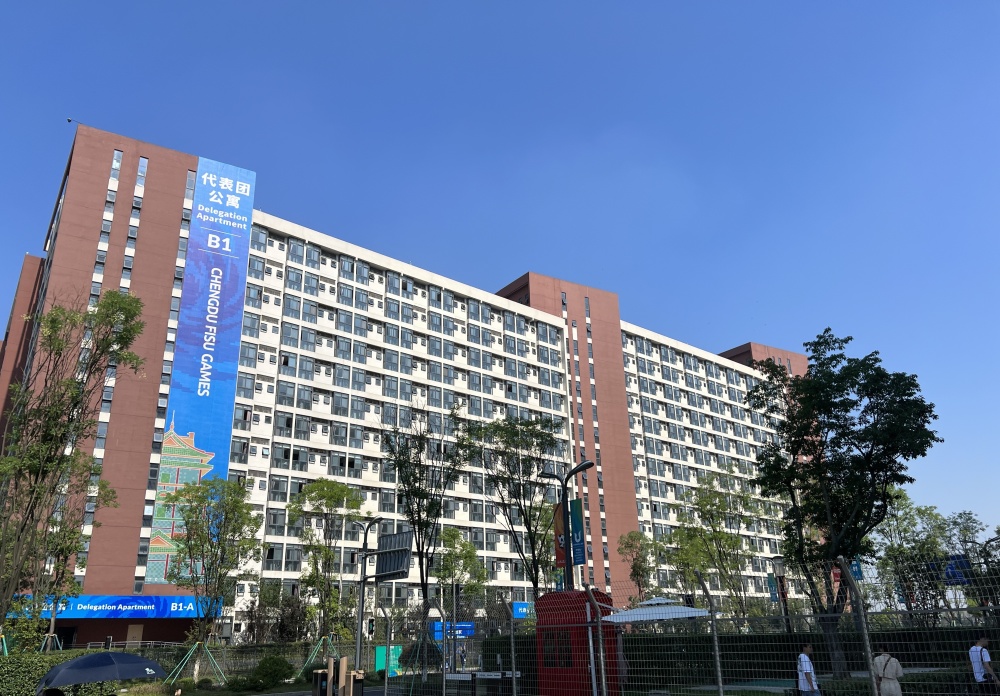 大运村住宿服务副经理代大勇介绍在代表团公寓自然要让人们住得安心