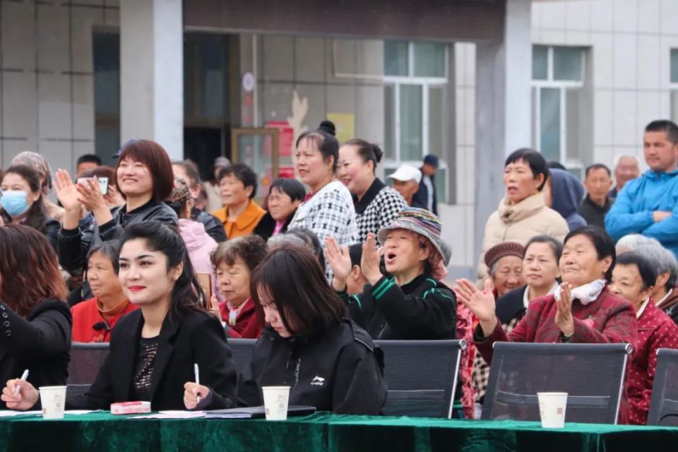 人头攒动,座无虚席,村民们热情高涨,不时为台上的参赛选手加油喝彩