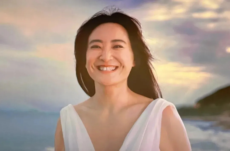 看到瘦的贾玲了,她在海边穿白色露背长裙梨窝浅笑,画面太梦幻了