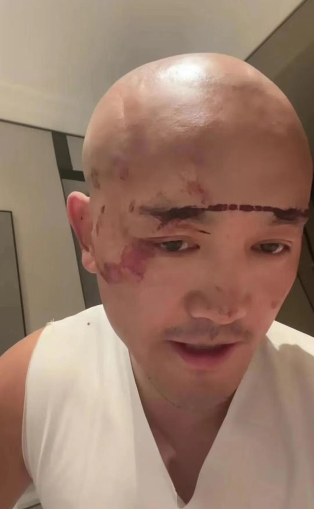 据部分自媒体报道称:"当晚他正行走在路上,遇到了三个戴帽子的黑衣人