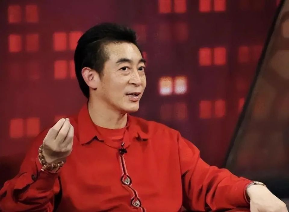 从此,"六小龄童"这个名字,就跟"孙悟空"紧紧绑在了一起,成为了无数人