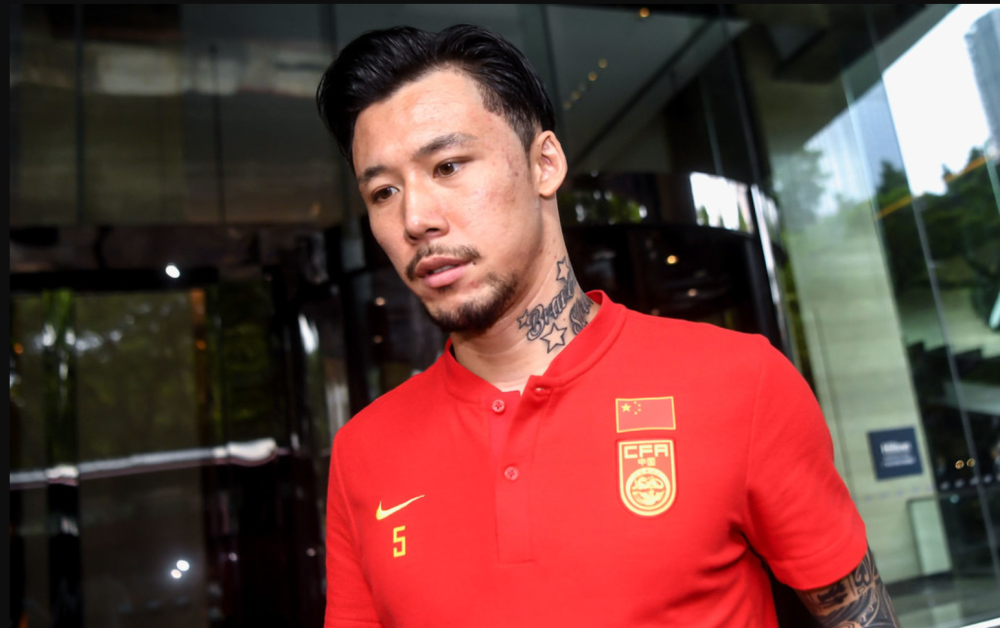 范志毅痛批张琳芃第2个丢球是能力问题对方捅出去结果你一脚踢空气