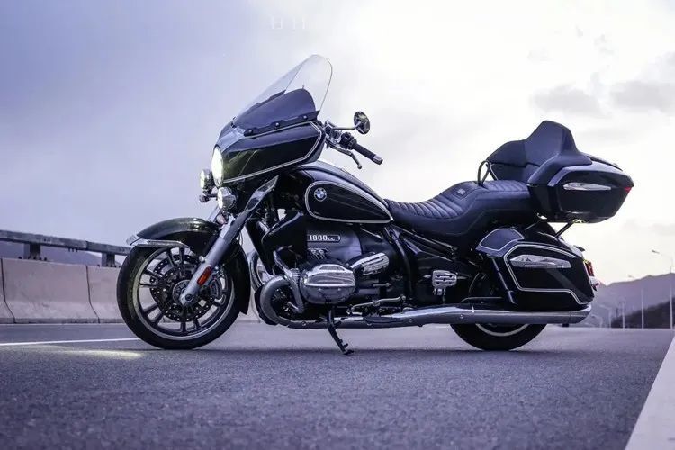 长城首款摩托车来了:水平对置八缸引擎