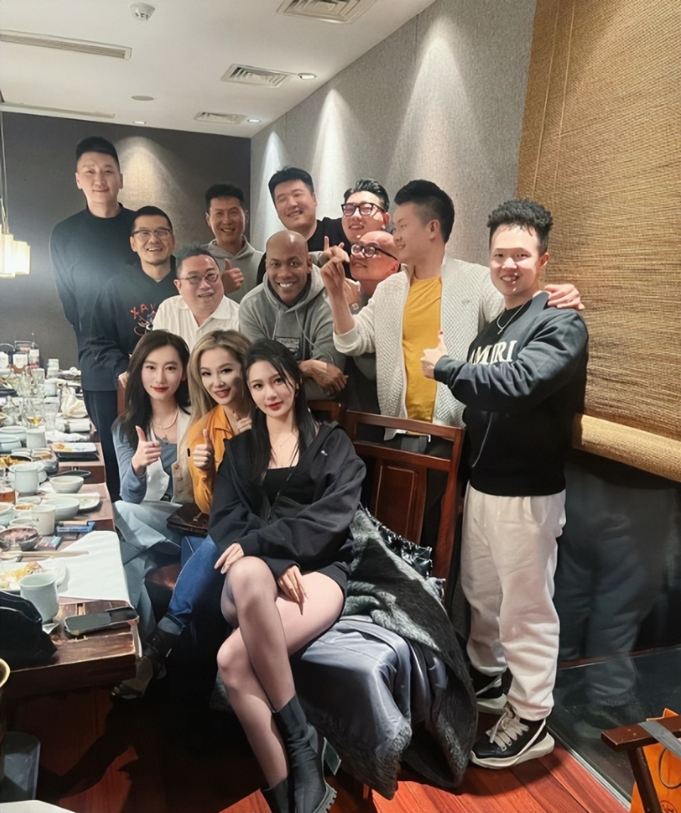 马布里47岁生日聚会孙悦新女友引关注酷似陈露大长腿吸睛