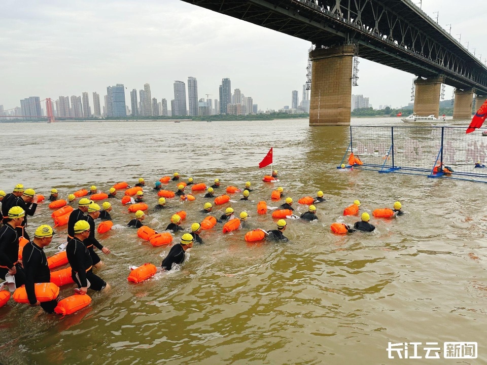 组图武汉716渡江节群众方队横渡长江