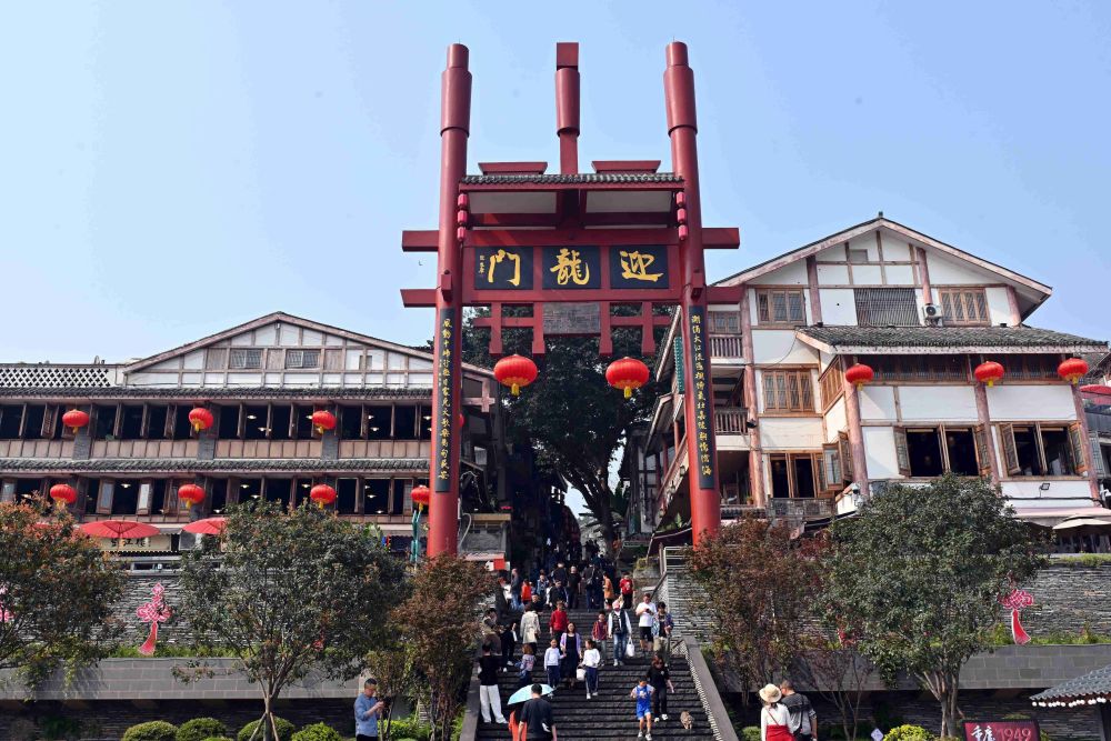 重庆磁器口古镇游客络绎不绝_腾讯新闻
