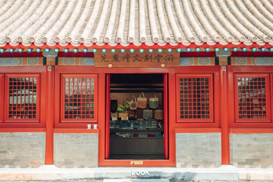 逛完展览还可以打卡文创商店"五谷"主题的各类文创,很有特色还原神仓
