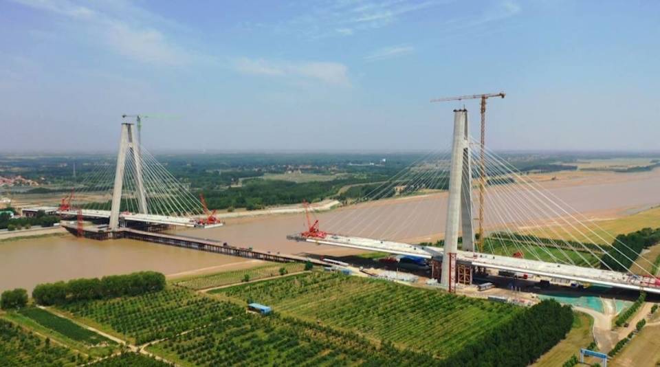 年底通车!黄河三角洲最大跨径a字型斜拉桥引桥开始架梁