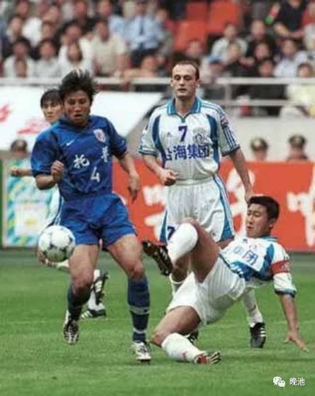 大连足球史上今天:2001年实德0-1客负申花,输掉甲a榜首大战,退居次席