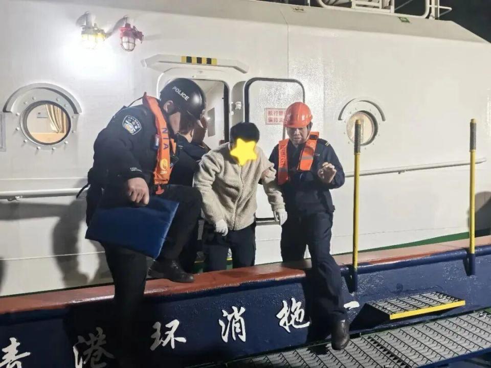 深夜驰援25海里！青岛港拖轮5小时生死救援患病船员_腾讯新闻