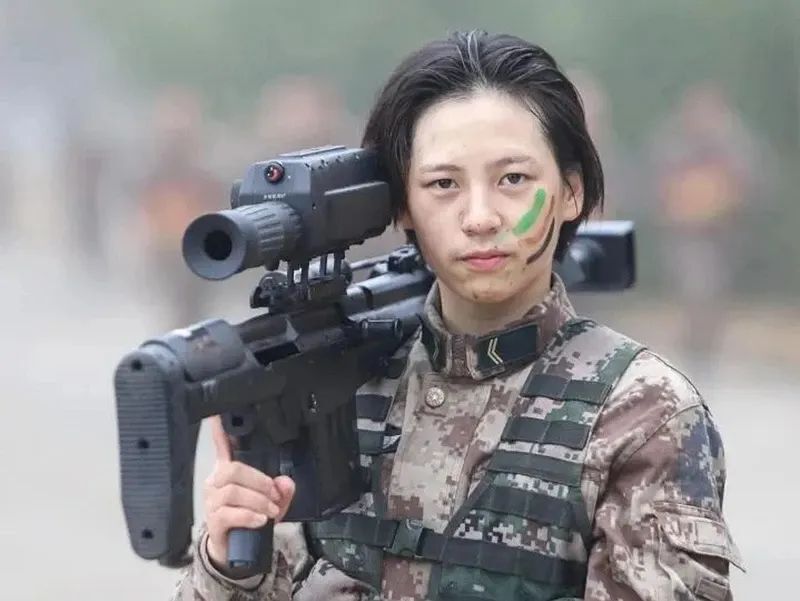 成为四名女兵中的一员进入了80多人组成的集训队得知这一消息,沈梦可
