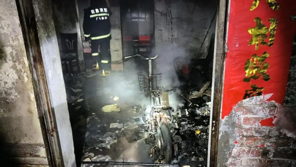 佛山一电动车自燃,家里被烧光了