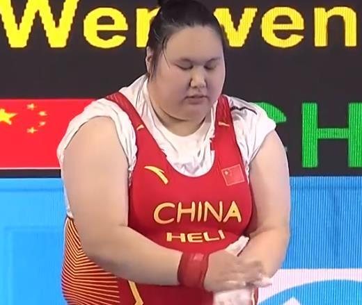 145公斤180公斤李雯雯断层领先轻松夺冠举重世界杯包揽3金