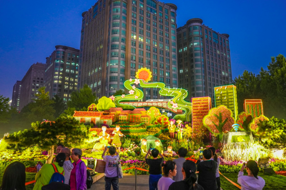 夜景靓丽!长安街沿线主题花坛成市民,游客打卡点_腾讯新闻