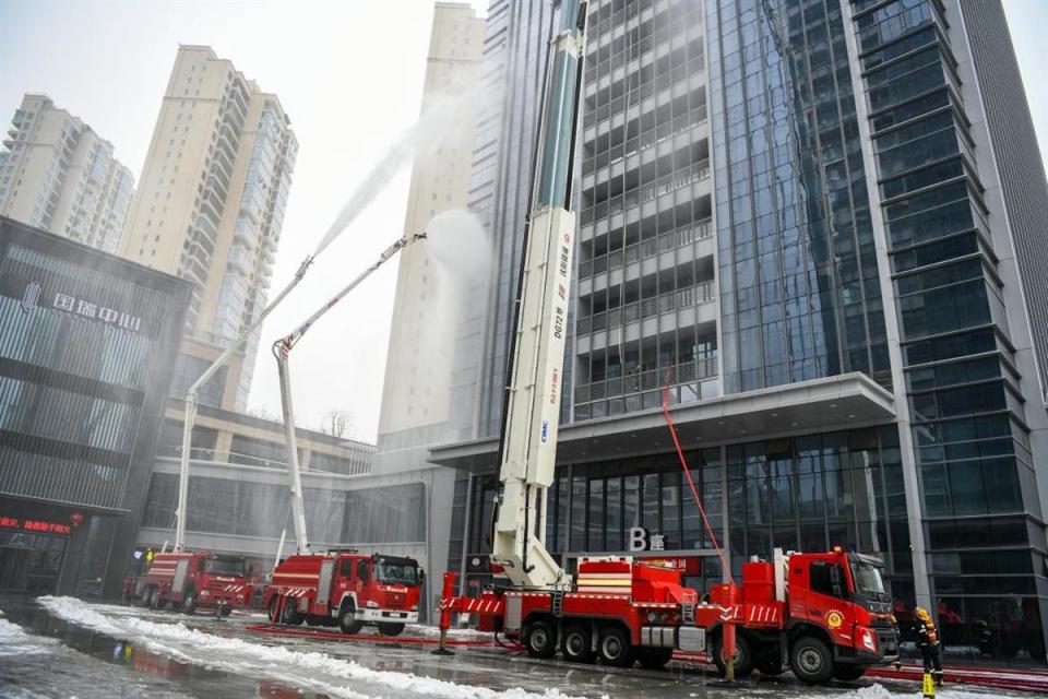 湖北消防102支救援队全力备战积极应对新一轮低温雨雪冰冻天气