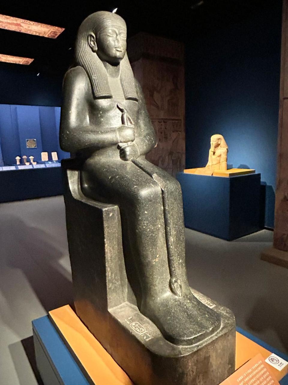 观展|如何欣赏"金字塔之巅"的法老,王后雕像