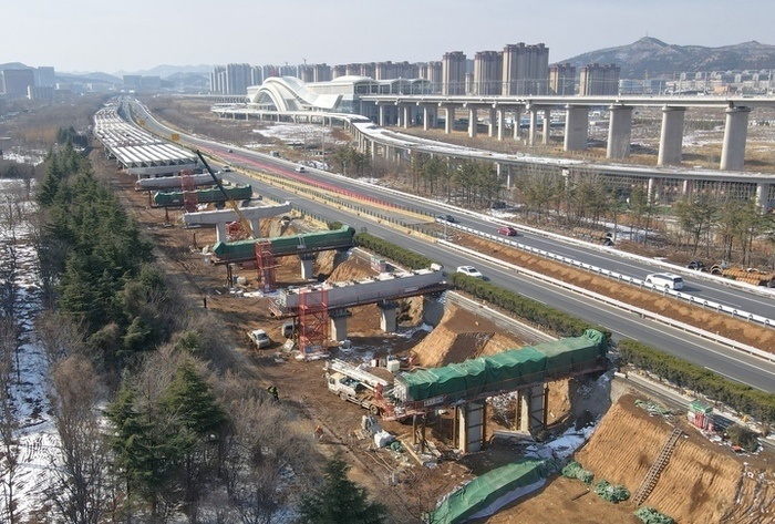济南绕城高速小许家至港沟段改扩建部分箱梁吊装就位