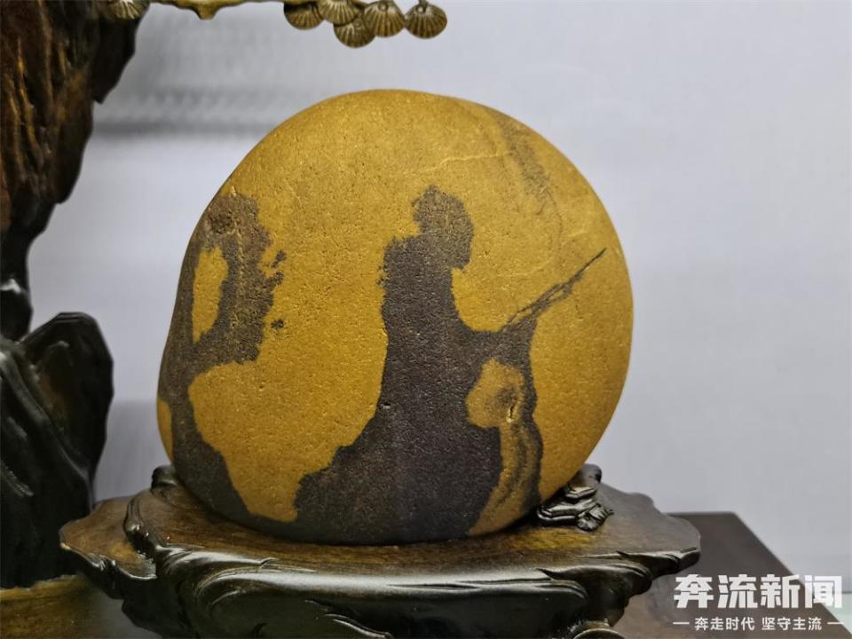 来自全国各地的石头玩家齐聚甘肃洮河石文化博览园,开展奇石观赏交流