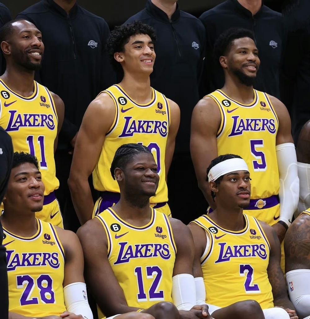 湖人拍最新全家福,詹眉,佩林卡c位,最后十场比赛全力冲刺_腾讯新闻