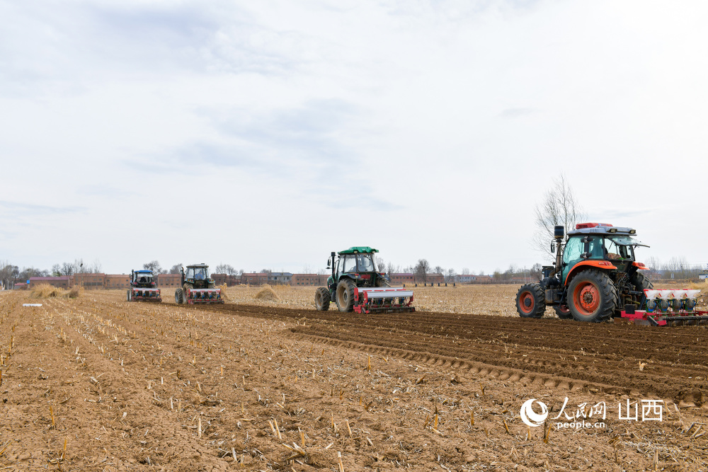 18万亩,推广垄沟转换"一免五增"艺机一体化有机旱作集成技术,打牢中