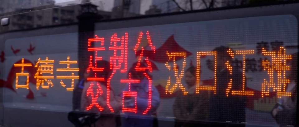 记者在古德寺门口看到,游客王女士正在等待从古德寺到汉口江滩的d701