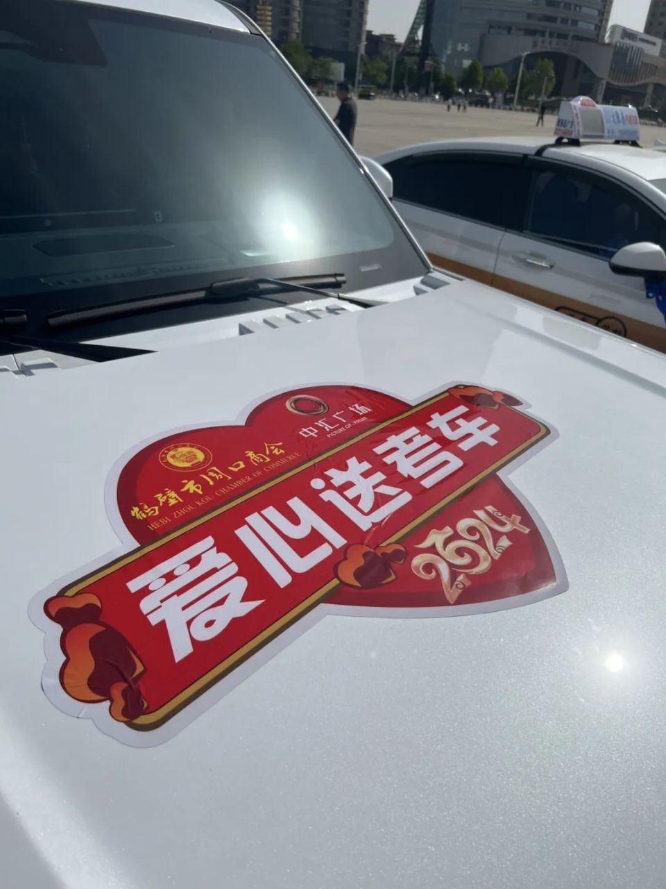 出租车司机闫少云是众多爱心助考志愿者中的一名,她告诉记者,已经16年