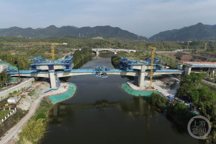 重庆轨道交通15号线新进展御临河公轨共建桥下层轨道桥中跨合龙