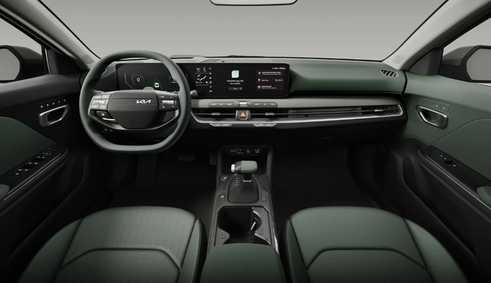 全新起亚k4在内饰方面看起来比较简洁一些,配备了大尺寸的联屏设计,双