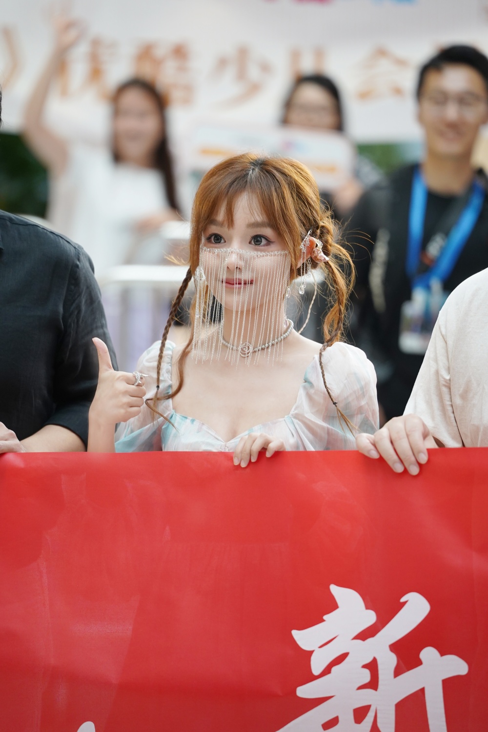 2015年,参加综艺节目《中国好声音第四季》获得全国16强,并推出了个人