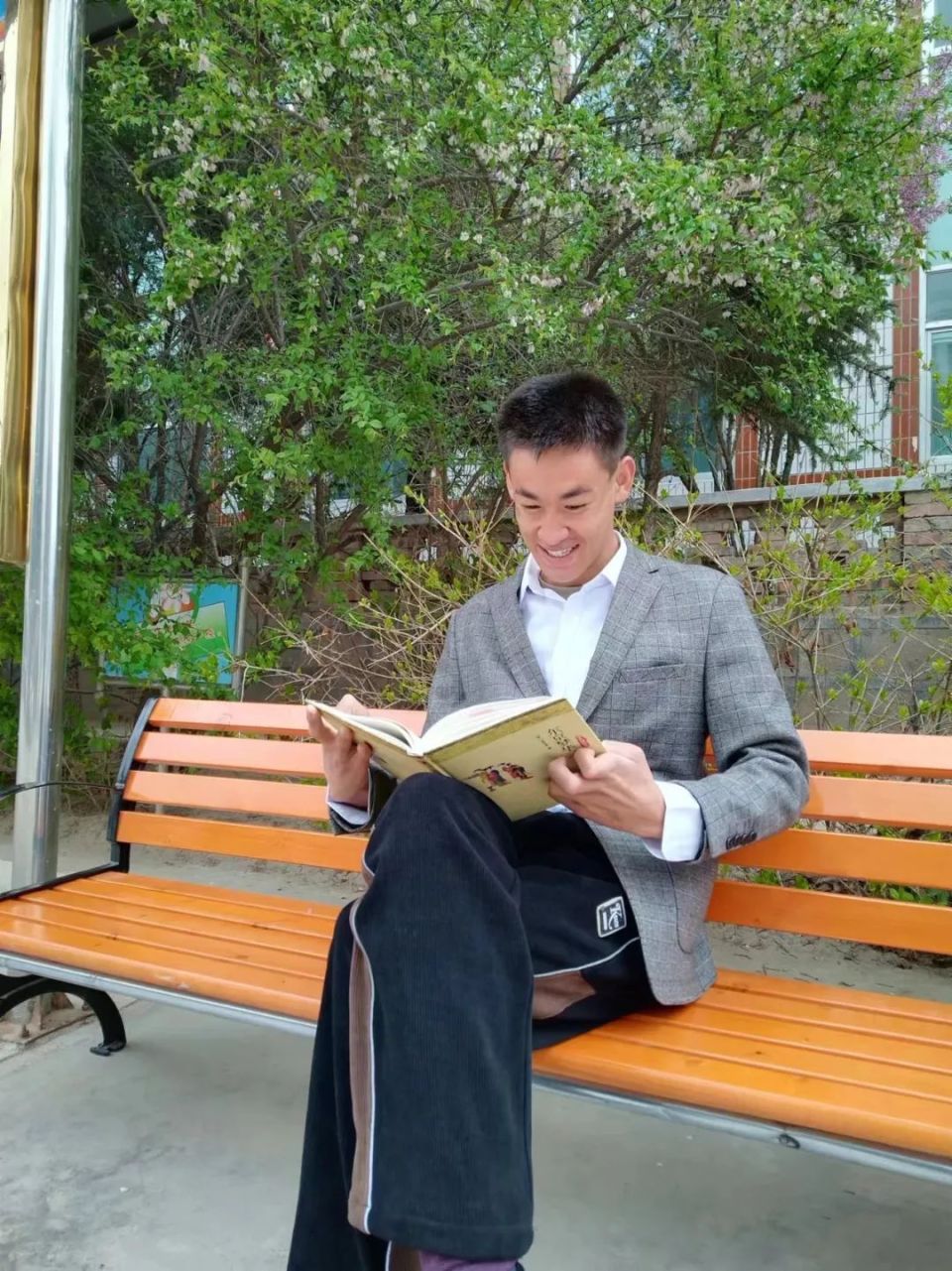 咸存福是隆德县张程乡人,受父亲的影响,自幼喜欢读书,尤其是历史,文学