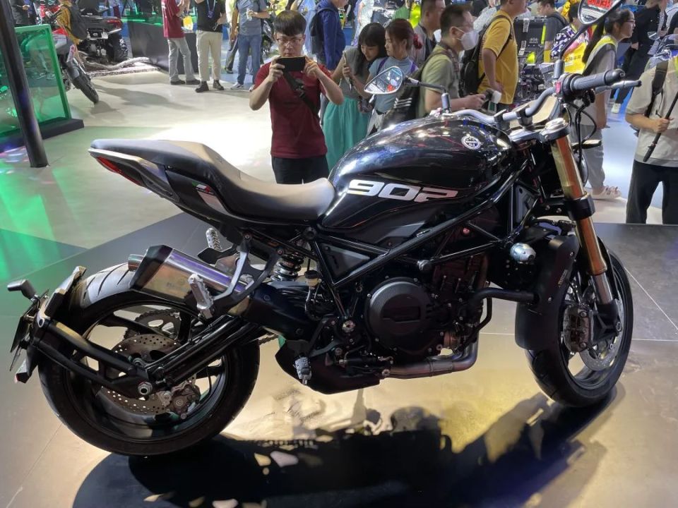 国产首台自动挡摩托车闪300发布,售价2.39万,贝纳利902还不到4万