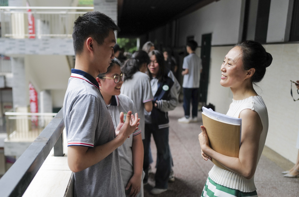 图片故事丨高三教师曾昕:我们站在山岗上目送