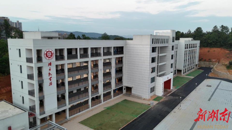 衡东一中"特立教学楼"全面竣工并投入使用