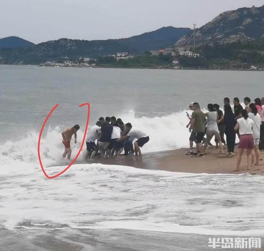 青岛摆摊大叔,"红短裤"大哥等先后接力救援,怒海中将其营救上岸