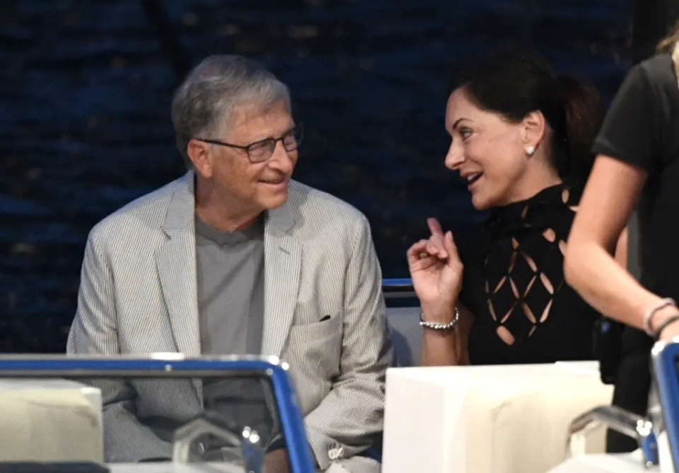 比尔·盖茨现身贝索斯的大游艇,和邓文迪热聊,60岁女友也在