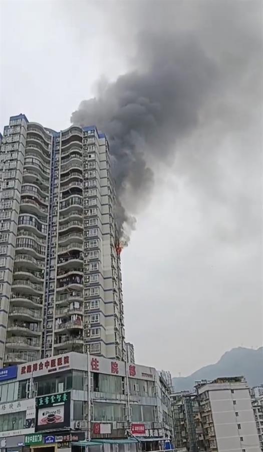 武隆一高层居民楼突发火灾当地火已被扑灭未接到人员伤亡报告