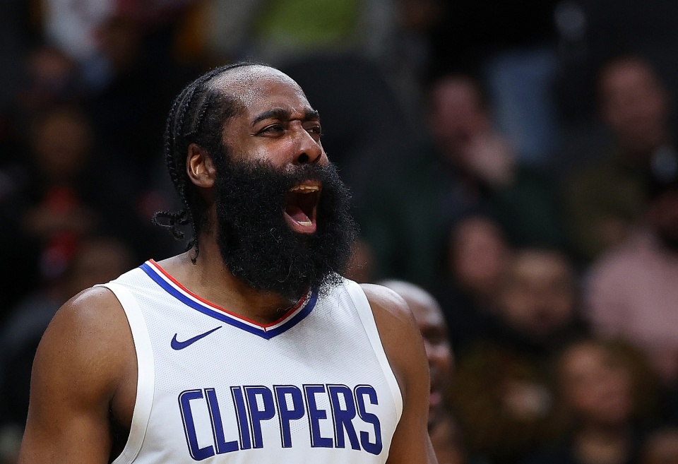 一断将自己拉出会议室哈登12中3拿11分8板4助4断