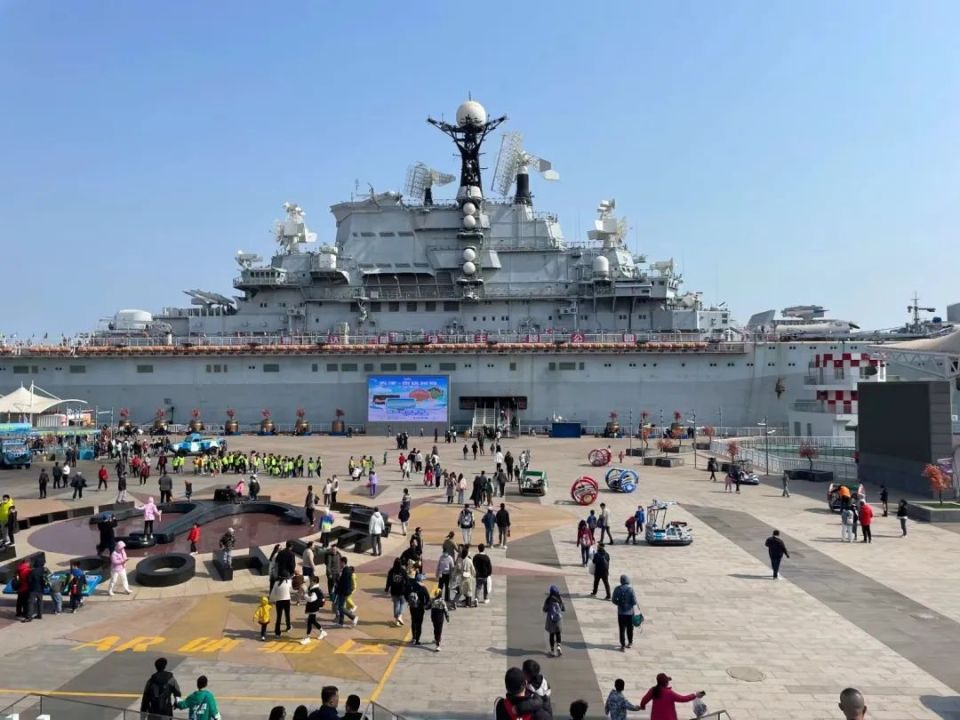 天津泰达航母主题公园,为国家aaaa级旅游景区,以"基辅号"航母为蕴体