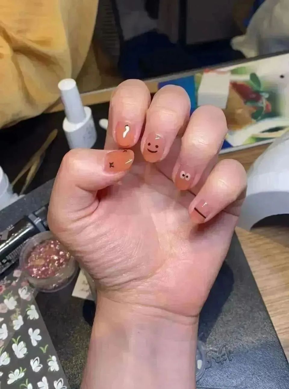 硬核商业打交道,写过非常多的优秀报道的她,同时也是我们的王牌美甲师