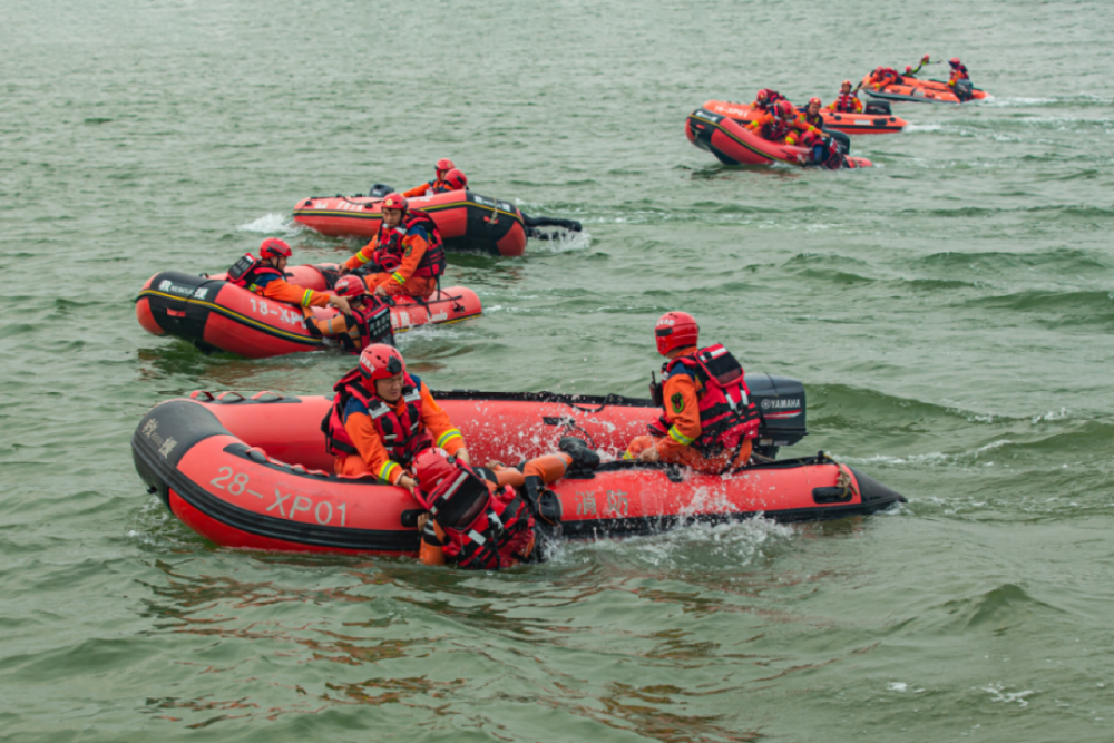 新装备新战法集中亮相!河南消防救援队伍开展防汛实战演练