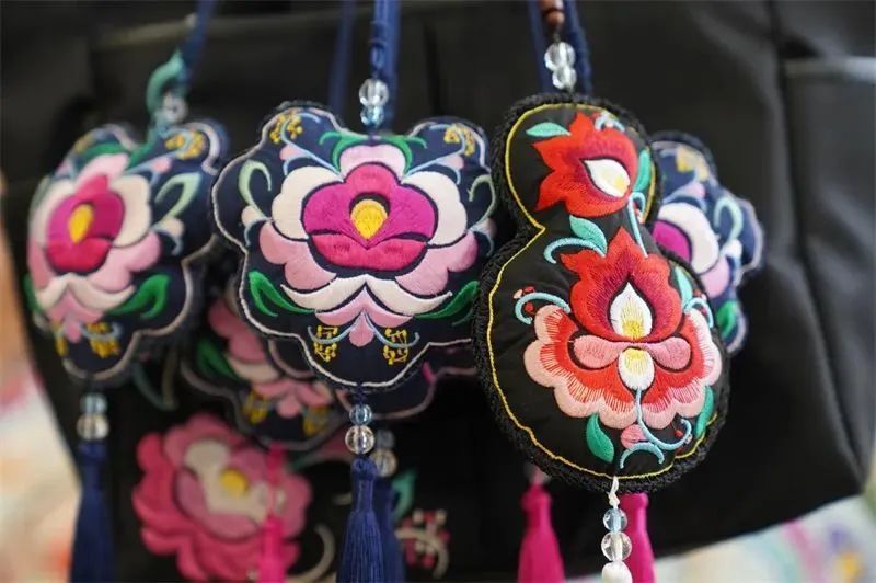 听云南 | 楚雄彝绣香囊 融入彝族刺绣元素的文创产品_腾讯新闻