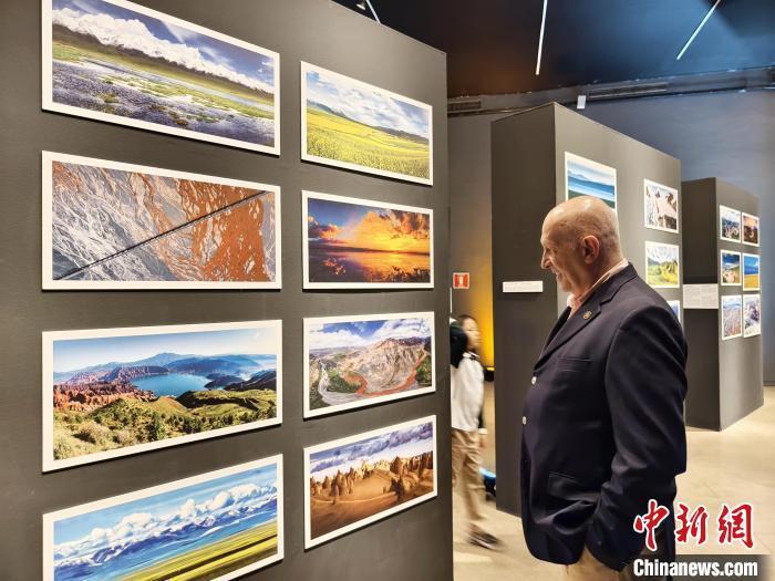 摄影展分绿水青山,和谐共生,草木生灵三大部分,主办方希望借此次展览