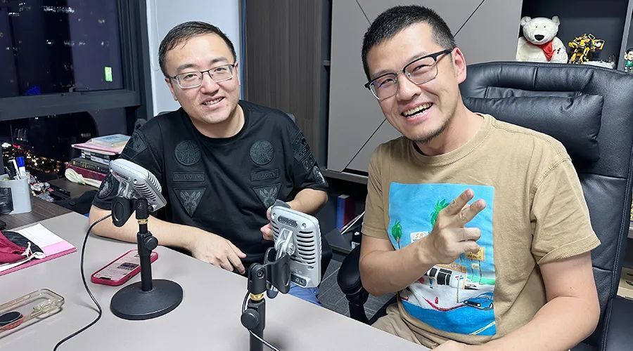 我不是专业的录音师,直到现在《杨侃|杨毅电台》的录音设备还只是一台